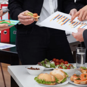 déjeuner en réunion au bureau entreprise