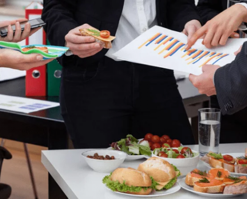 déjeuner en réunion au bureau entreprise